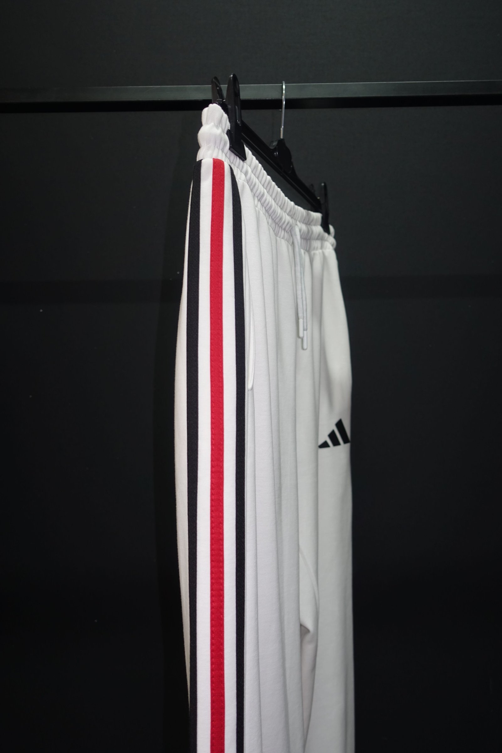 Beyaz Kırmızı Çizgili Adidas Eşofman Altı
